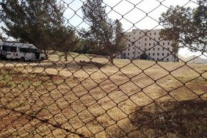 فرار عائلتين فلسطينيتين ومحاولة انتحار لاجئة سورية في سكن "سايبر ستي"