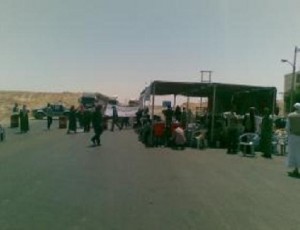 البادية الجنوبية: مواطنون يعتصمون بجانب الطريق الدولي للمطالبة بتمديد عقود شركات الزراعة