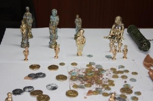 الامن يلقي القبض على محتالين اوهما موطناً بقدرتهم على استخراج الدفائن