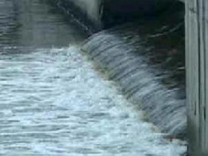 الحكومة تدرس رفع أسعار المياه على المواطنين قريبا