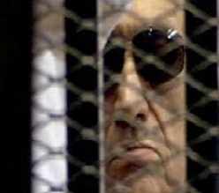 مبارك يردد باكياً «خدمت البلد دي حسبي الله ونعم الوكيل»... والبرادعي يعلق «يمهل ولا يُهمل»