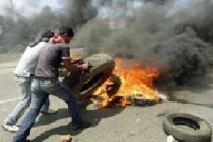 الرمثا: موظفو اتحاد مخلصي جابر يغلقون الطريق الدولي ..والدرك لا يحرك ساكناً