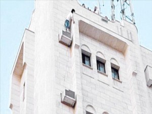 مراجع يحاول الانتحار بوزارة الصحة