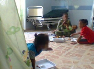 مستشفى غور الصافي : مرضى ومرافقون يفترشون الأرض لتناول الطعام !!