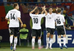 الماكينات الألمانية الى دور الثمانية ليورو 2012 .. فيديو