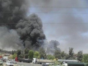 السيطرة على 70% من حريق اوتستراد الزرقاء الهائل .. صور