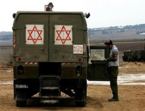 إصابة 14 جندياً إسرائيلياً بإنقلاب حافلتهم العسكرية قرب إنفاق بيت جالا