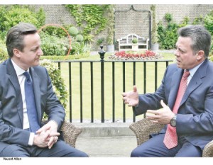 الملك يجري مباحثات مع كاميرون في لندن