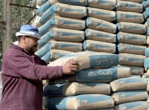 موظفو مصنع الاسمنت يواصلون توقفهم عن العمل