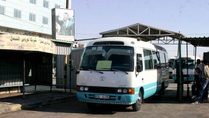 مالكو حافلات متوسطة يعتصمون أمام الرئاسة