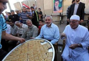 هنية يوزع الحلوى ويرفع العلمين المصرى والفلسطينى احتفالاً بفوز مرسى .. شاهد الصور