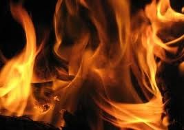 شاب يحاول حرق نفسه امام صحيفة الدستور