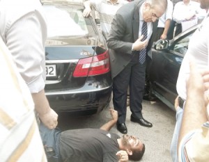 بالصورة مواطن يلقي بنفسه تحت عجلات سيارة وزير البلديات ...