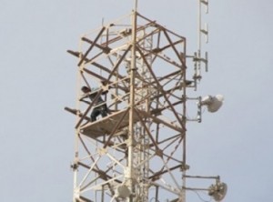 شاب يهدد بالانتحار من على برج اتصالات الكرك مطالباً بإعادة امتحان التوجيهي وتوظيفه