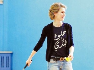 أسماء الأسد تستفز السوريين بقميص «حلوة يا بلدي»