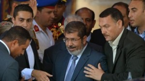 مرسي يفاجئ الملايين في ميدان التحرير ويؤدي اليمين الدستورية امامهم