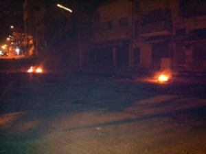 تجدد اعمال الشغب في السلط وانباء عن حريق ضخم وسط المدينة