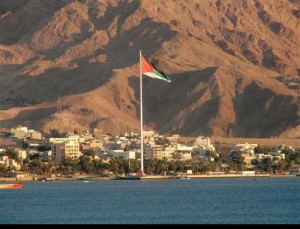 المفوض المالي والإداري في منطقة العقبة للموظفين : ما رح اعطيكم بدل نسوان