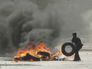 حرق اطارات واحتجاز سيارات حكومية بالكرك