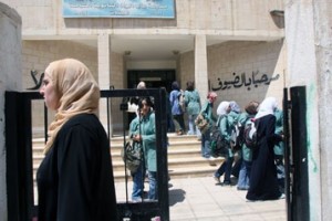 مواطنون في ديرعلا يحتجون بعد حرمان 3 طالبات من امتحان الانجليزي