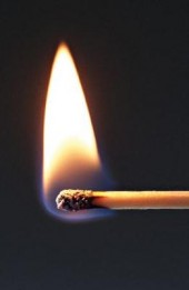 مجموعة من طلبة " التوجيهي" يشعلون النار في مدرسة عيرا