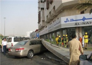 اصابة عائلة كركية بسقوط لوحة اعلانية