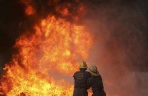 إخماد حريق ضخم شب بمصنع إسفنج في الموقر