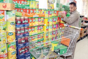 التجار: مخزون السلع يلبي احتياجات رمضان