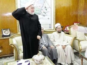 ما حقيقة الصورة التي تُظهر مفتي مصر يؤدي التحية العسكرية