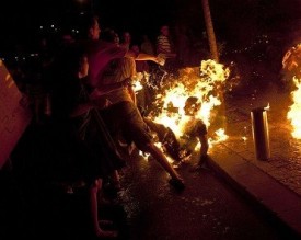 على طريقة بوعزيزي- متظاهر اسرائيلي يشعل النار في نفسه بتل ابيب..فيديو