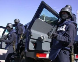 اصابات في اشتباكات بين الدرك والليبيين بالقرب من السفارة الليبية .. فيديو