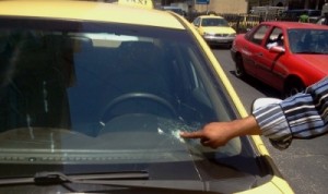 رصاصة طائشة تستقر بجانب سائق "تاكسي" اثناء قيادته..صور+فيديو