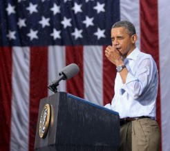 بالصور.. أوباما يغرق في المطر أثناء إلقائه خطاباً لمؤيديه