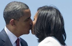 قبلة “حميمة” بين أوباما وزوجته أمام الملايين