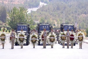 موكب رسمي لتشييع جثامين توركماني وراجحة وشوكت في صرح الشهيد بدمشق .. صور