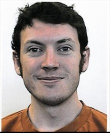 من هو مرتكب مذبحة دار السينما الامريكية؟