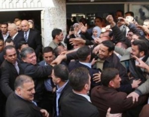 الملك يتفقد السوق الشعبي قرب مخيم الحسين