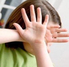 أم تقتل طفلتها خنقاً بالزرقاء