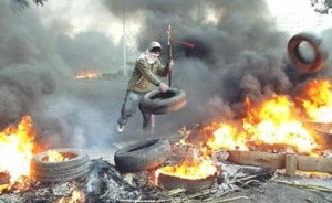 حرق اطارات واغلاق طرق بسبب انقطاع المياه في الكرك