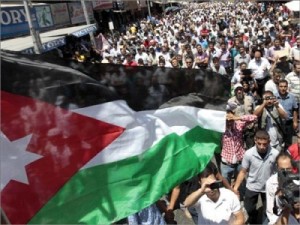 الملك يبدأ حوارا مع سياسيين وإعلاميين اليوم لتجاوز الأزمة