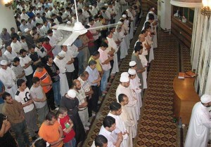 نغمات الخلوي تشكل إزعاجا لمصلي التراويح