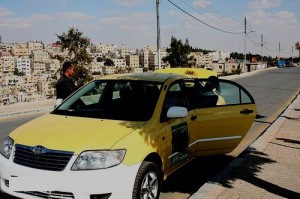 القبض على فتاة متخصصة بسرقة التكاسي