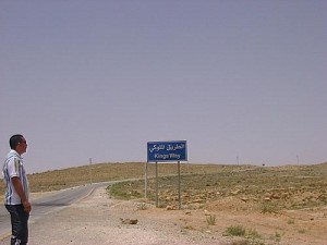 إغلاق الطريق الملوكي بالمركبات في مشرفة ذيبان