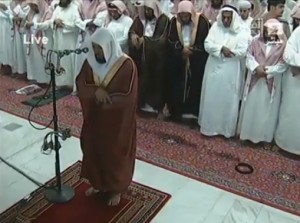 الصلاة في الصفوف الأمامية بالحرم المكي بـ 100 ريال