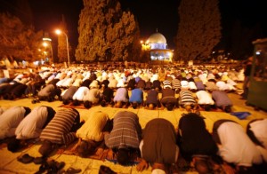 الاحتلال يعتقل إمام المسجد الأقصى وهو ساجد