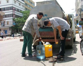 الأردنيون يسبحون في بحر من العطش