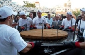 الاردن يحطم الرقم القياسي لأكبر قرص فلافل بوزن 75 كلغ