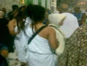 حقيقة الفتاة المعتمرة بملابس إحرام «الرجال» ! .. صورة