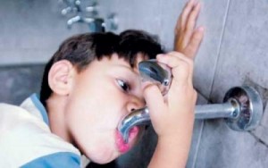 وزيران يتبادلان الإتهامات حول مسؤولية أزمة المياه والناس عطشى