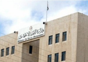 الايتام يقتحمون مبنى وزارة التنمية الاجتماعية وفتاة تحاول الانتحار من نافذة مكتب الوزير